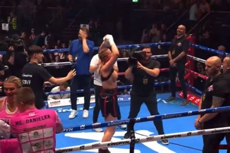 female boxer flashes the crowd|Kingpyn Boxing video: Daniella Hemsley flashes fans。